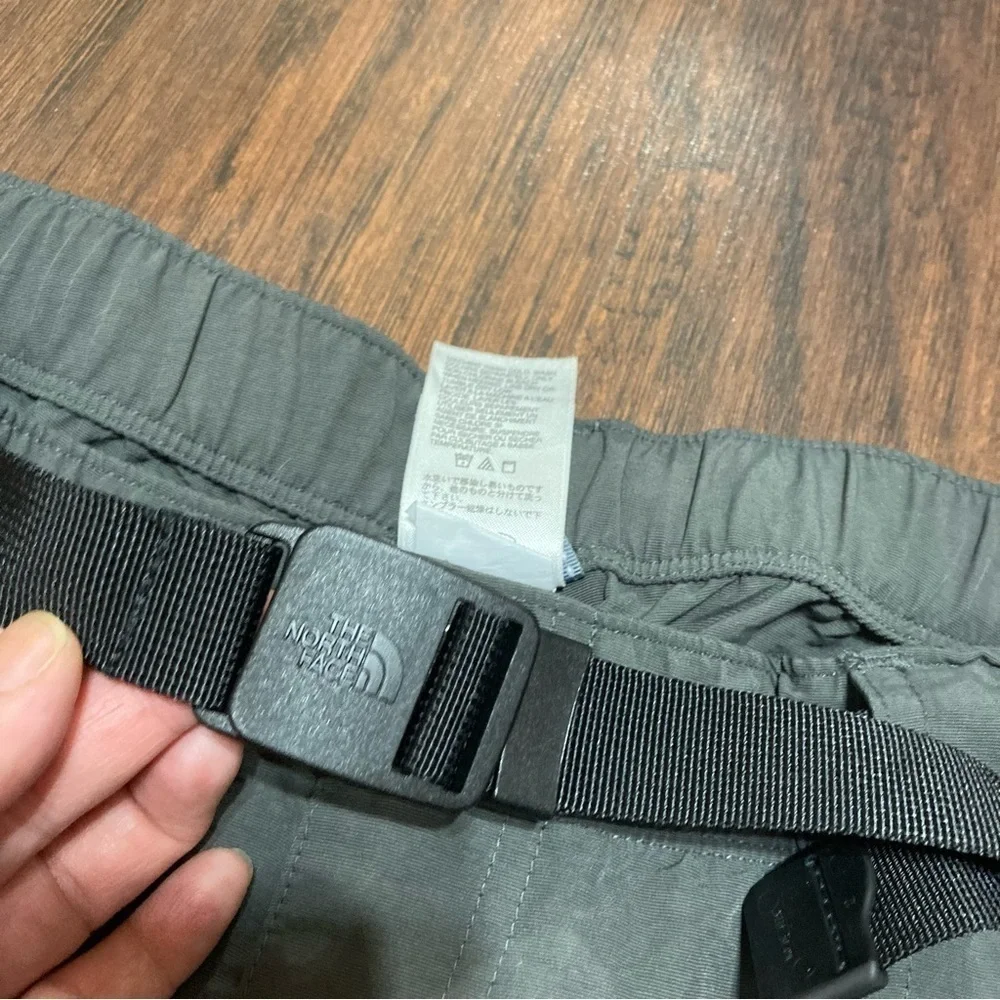 The North Face Short/Court Convertible Utility Pants plenty of pockets XXL GuC - Picture 13 of 16